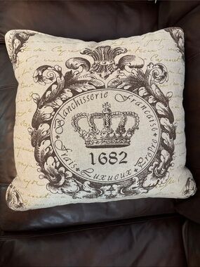 Pillow Crown French Script Down Pillow